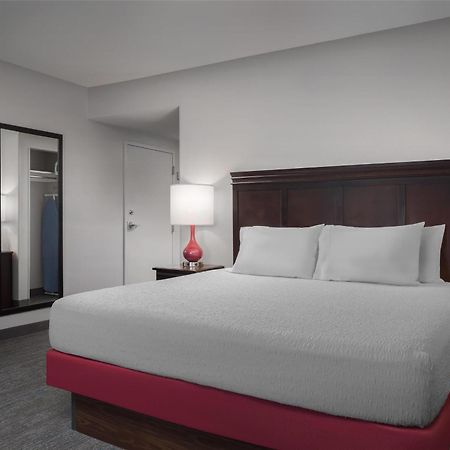 Hampton Inn & Suites Omaha-Downtown Exterior photo