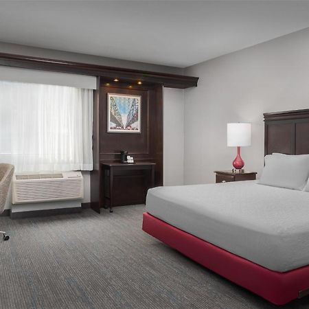 Hampton Inn & Suites Omaha-Downtown Exterior photo