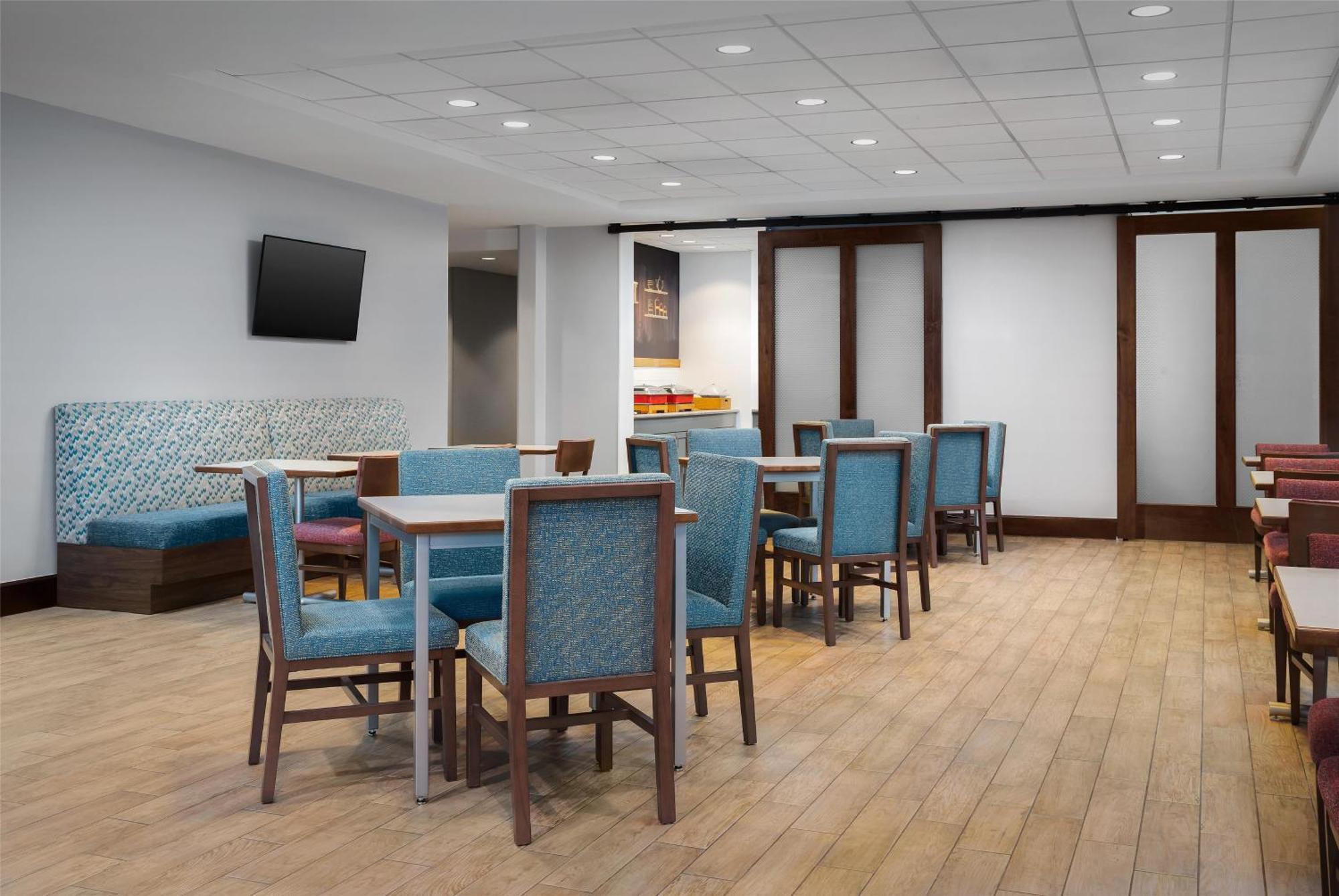 Hampton Inn & Suites Omaha-Downtown Exterior photo