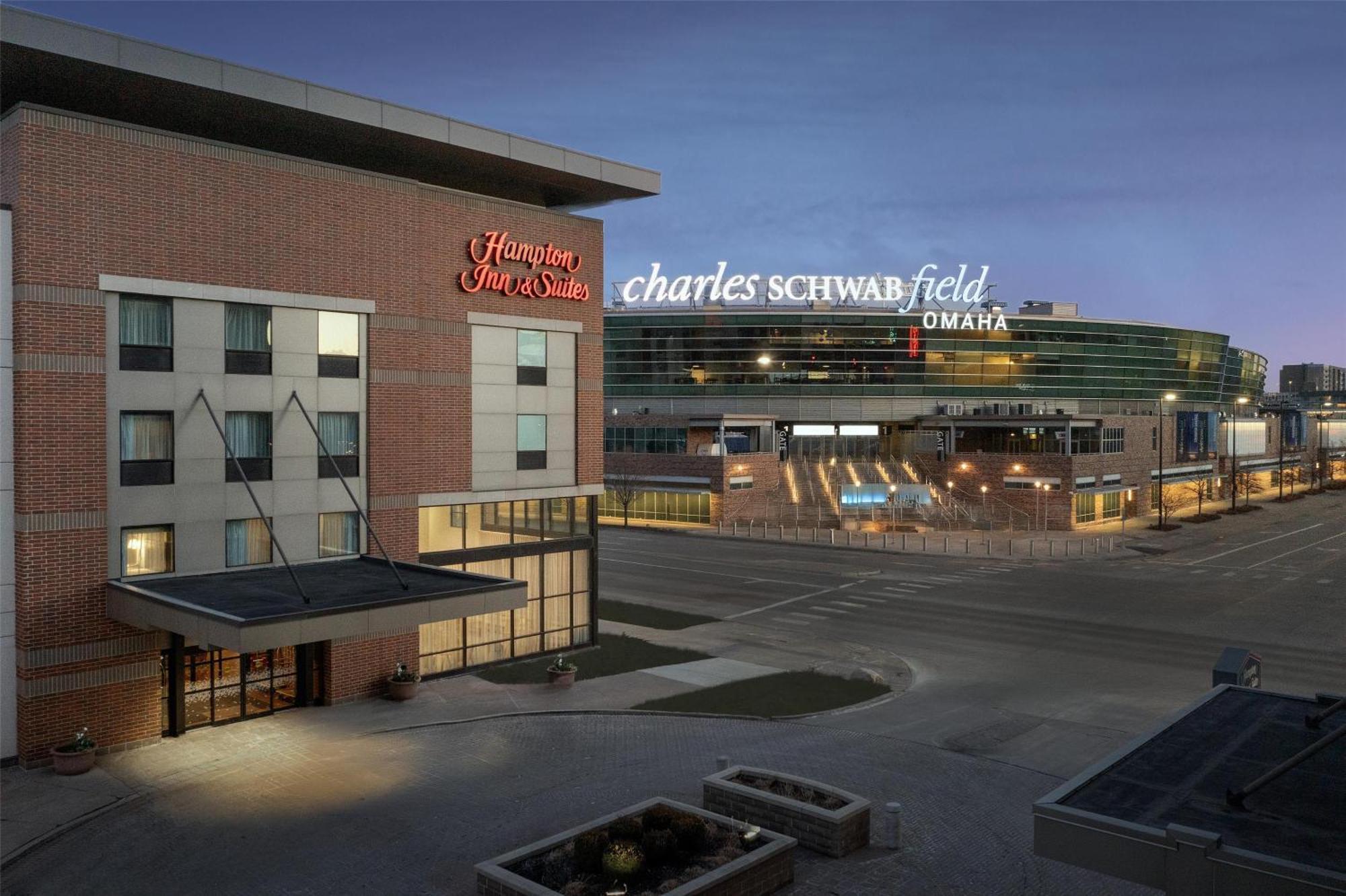 Hampton Inn & Suites Omaha-Downtown Exterior photo